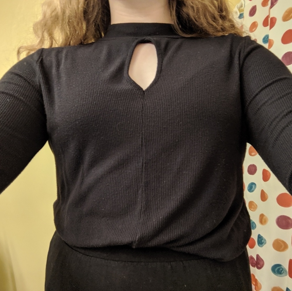 Ribbed key hole long sleeve hole